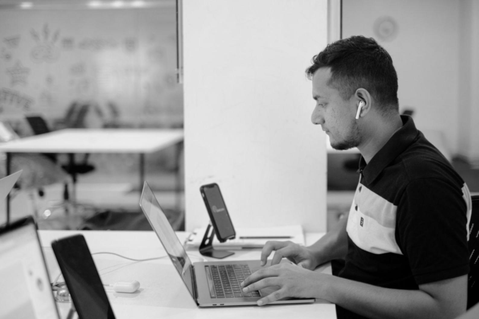 Estudiante revisando documentos financieros